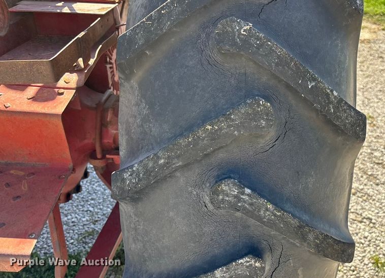 image for item EN5656 1965 International Harvester 806  tractor