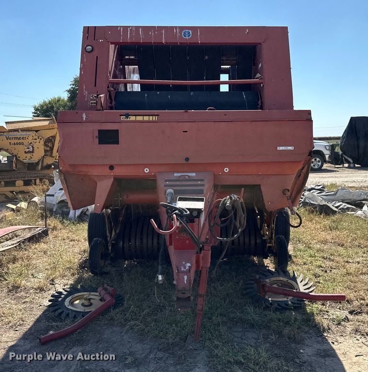 image for item EP0692 New Holland 664 round baler