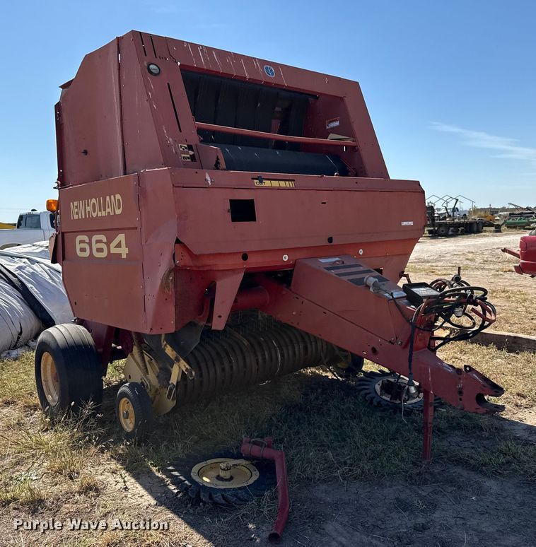 image for item EP0692 New Holland 664 round baler
