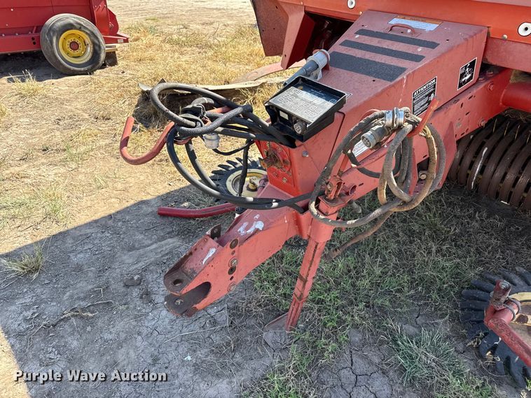 image for item EP0692 New Holland 664 round baler