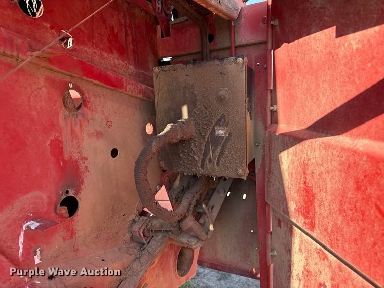 image for item EP0692 New Holland 664 round baler