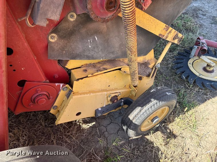 image for item EP0692 New Holland 664 round baler