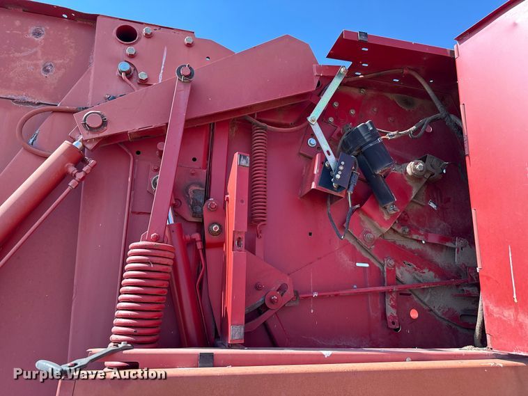 image for item EP0692 New Holland 664 round baler