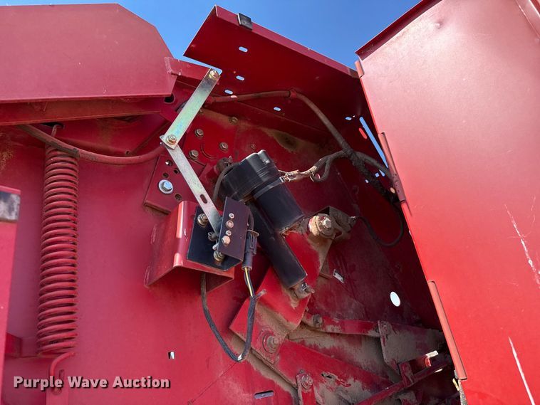 image for item EP0692 New Holland 664 round baler