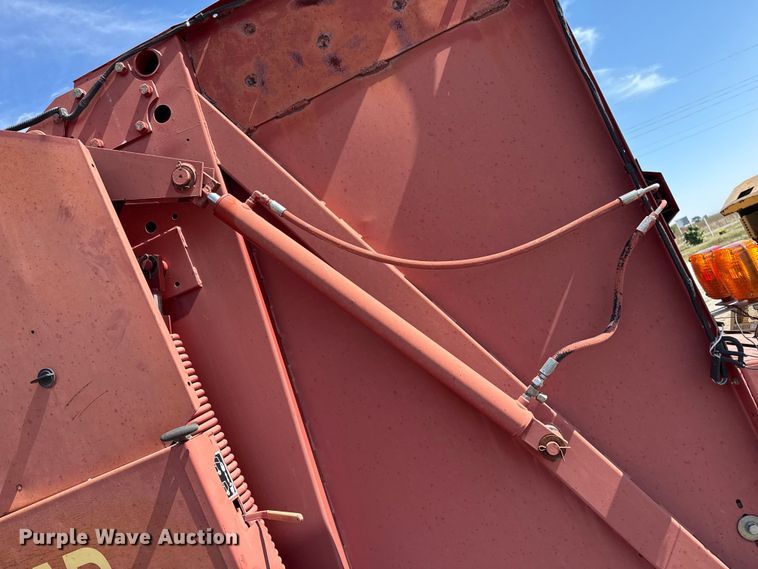 image for item EP0692 New Holland 664 round baler