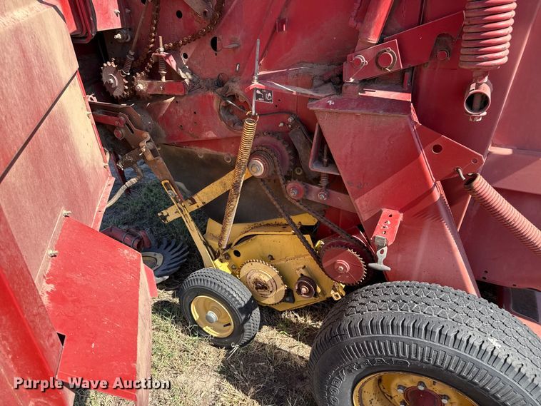 image for item EP0692 New Holland 664 round baler