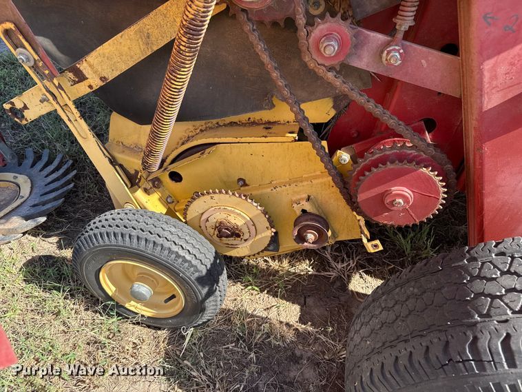 image for item EP0692 New Holland 664 round baler