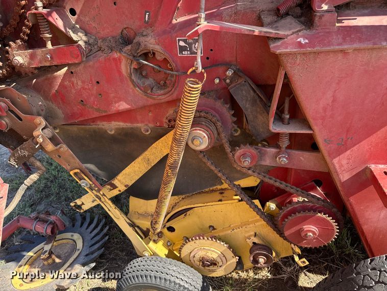 image for item EP0692 New Holland 664 round baler