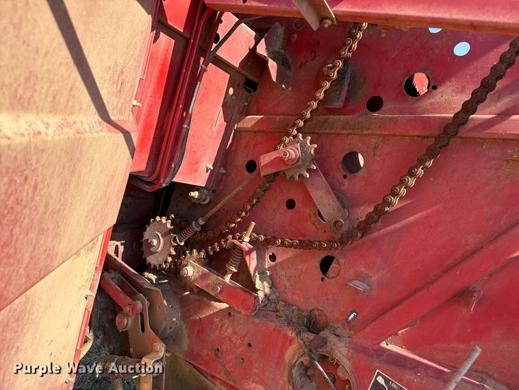 image for item EP0692 New Holland 664 round baler