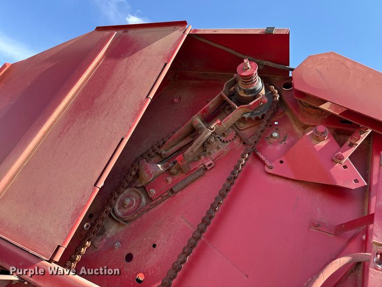 image for item EP0692 New Holland 664 round baler