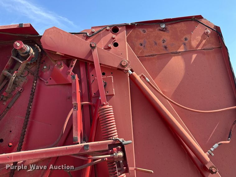 image for item EP0692 New Holland 664 round baler