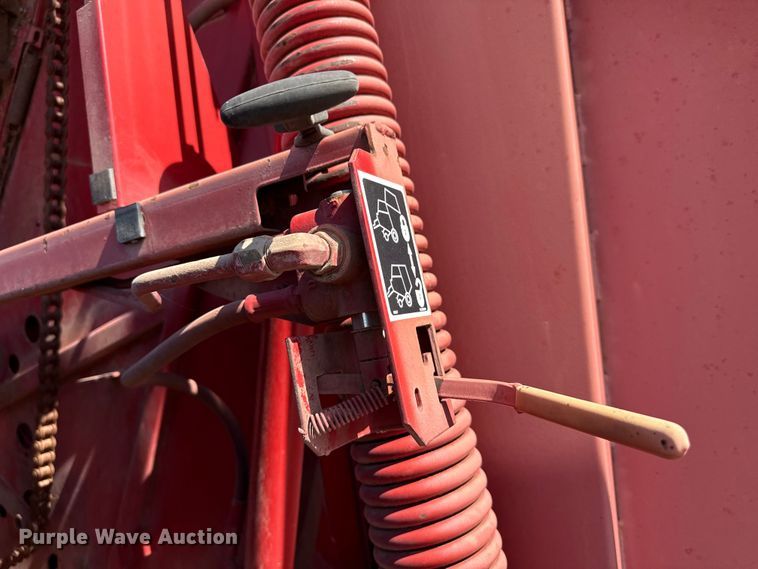 image for item EP0692 New Holland 664 round baler