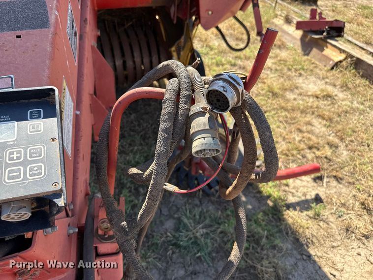 image for item EP0692 New Holland 664 round baler