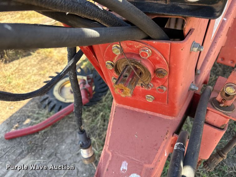 image for item EP0692 New Holland 664 round baler