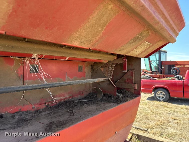 image for item EP0692 New Holland 664 round baler