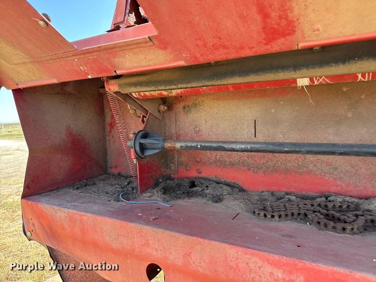 image for item EP0692 New Holland 664 round baler