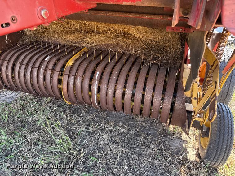 image for item EP0692 New Holland 664 round baler
