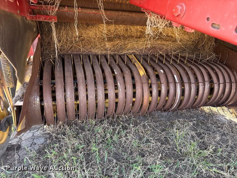 image for item EP0692 New Holland 664 round baler