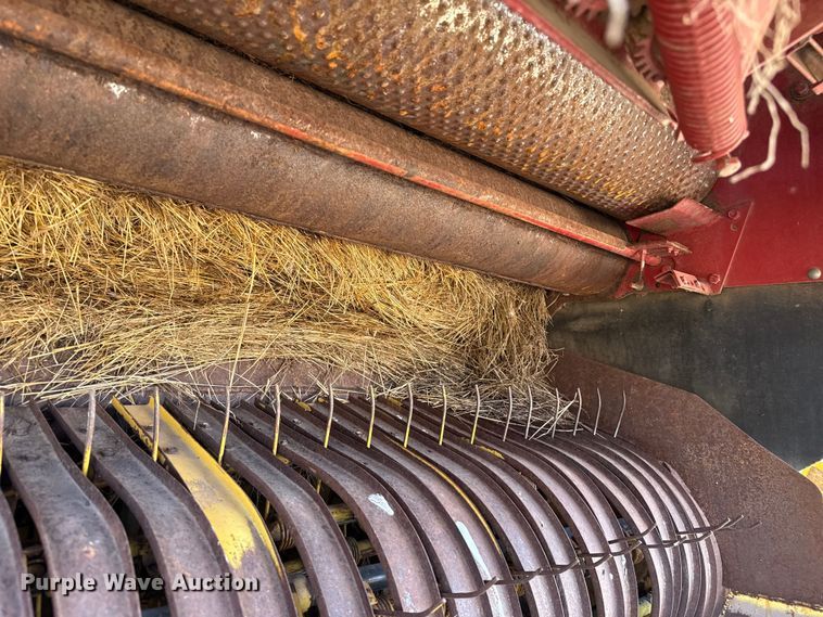image for item EP0692 New Holland 664 round baler