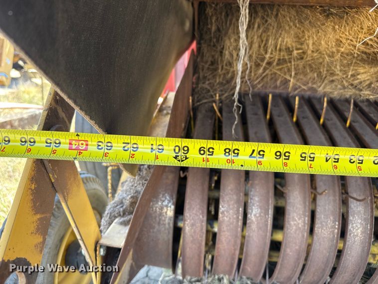 image for item EP0692 New Holland 664 round baler