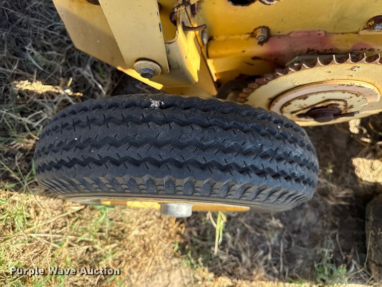 image for item EP0692 New Holland 664 round baler