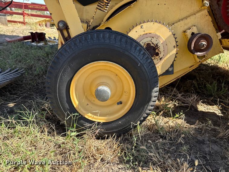 image for item EP0692 New Holland 664 round baler