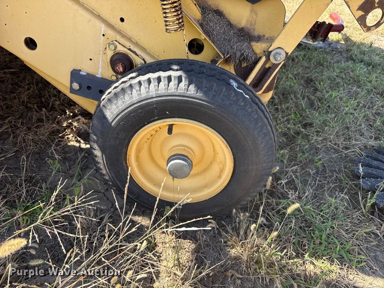 image for item EP0692 New Holland 664 round baler
