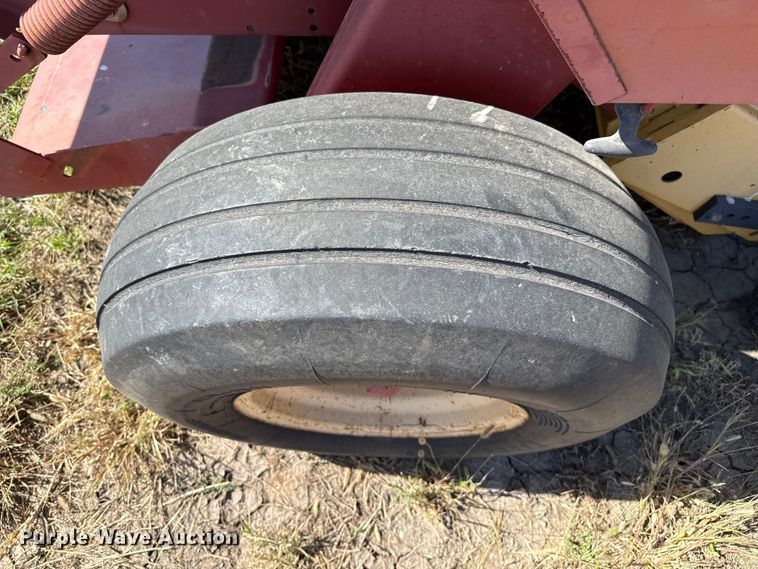 image for item EP0692 New Holland 664 round baler