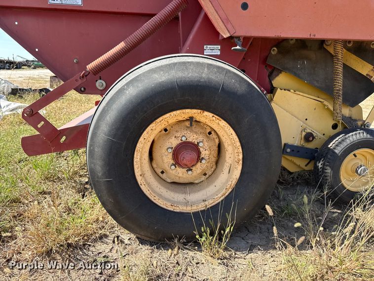 image for item EP0692 New Holland 664 round baler