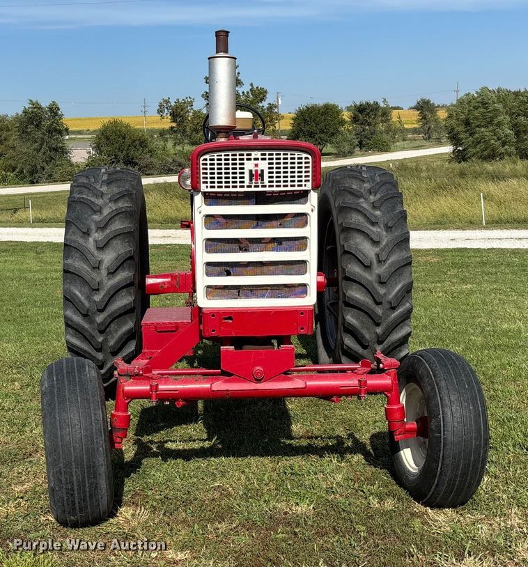 image for item ET4595 McCormick Farmall 560 tractor