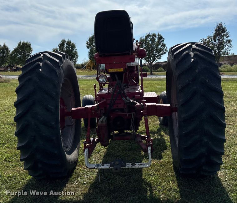 image for item ET4595 McCormick Farmall 560 tractor