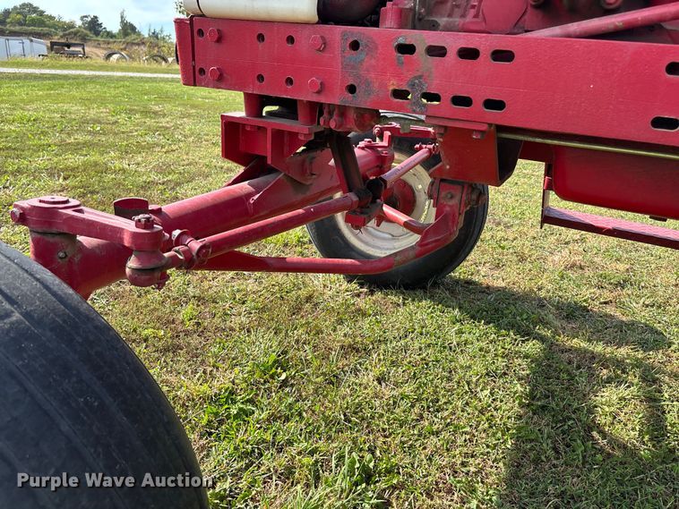 image for item ET4595 McCormick Farmall 560 tractor