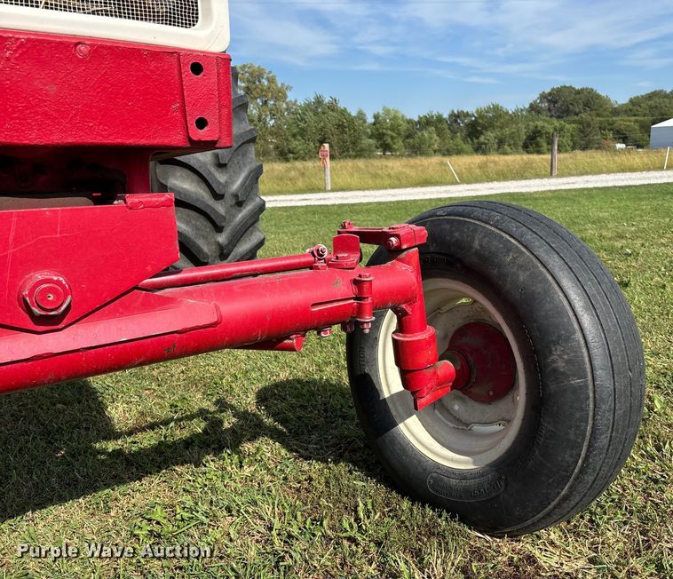 image for item ET4595 McCormick Farmall 560 tractor
