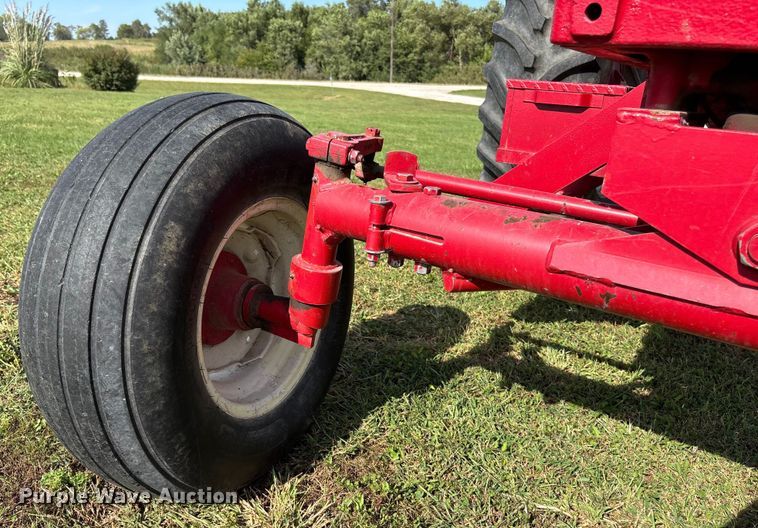 image for item ET4595 McCormick Farmall 560 tractor
