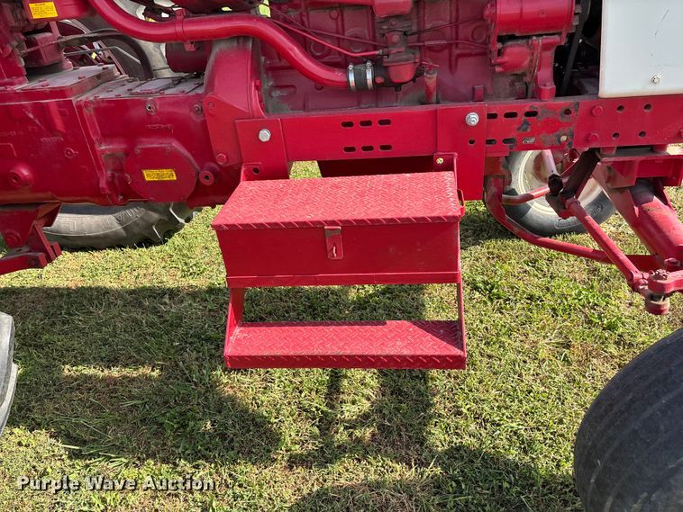 image for item ET4595 McCormick Farmall 560 tractor