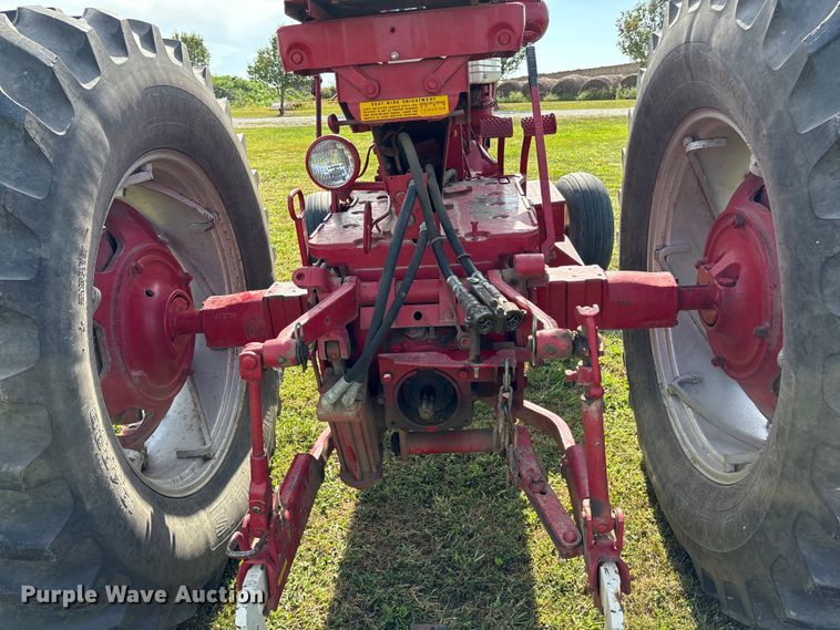 image for item ET4595 McCormick Farmall 560 tractor