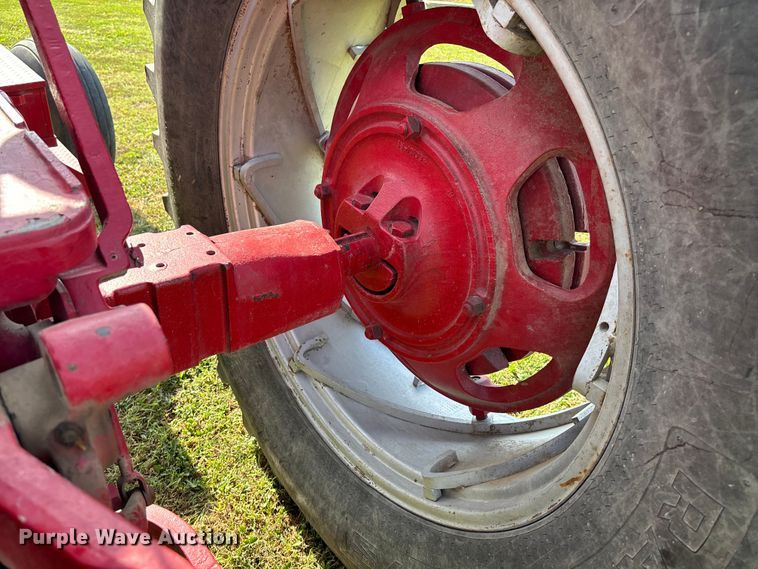 image for item ET4595 McCormick Farmall 560 tractor