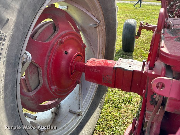 image for item ET4595 McCormick Farmall 560 tractor