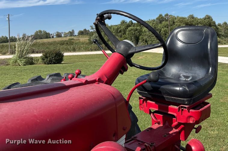 image for item ET4595 McCormick Farmall 560 tractor