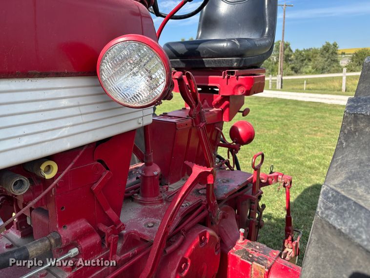 image for item ET4595 McCormick Farmall 560 tractor