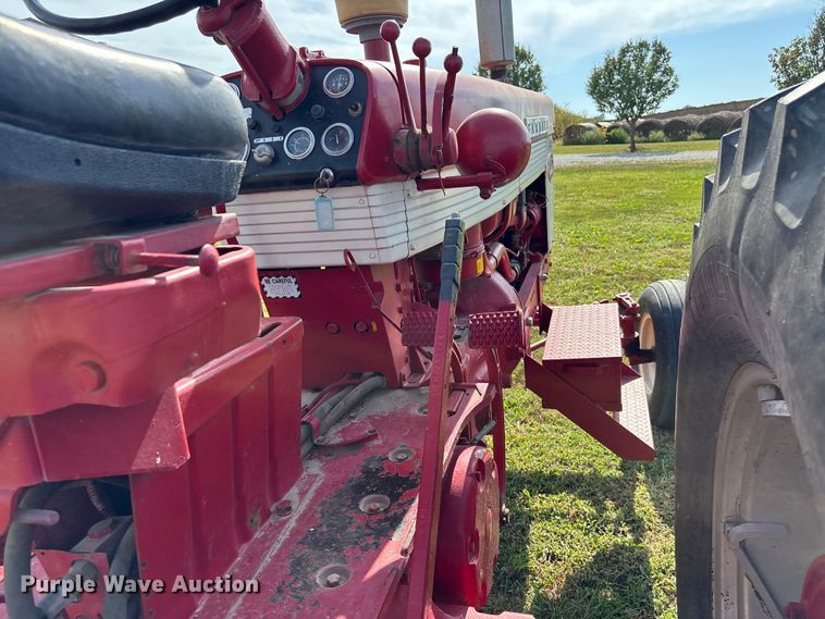 image for item ET4595 McCormick Farmall 560 tractor