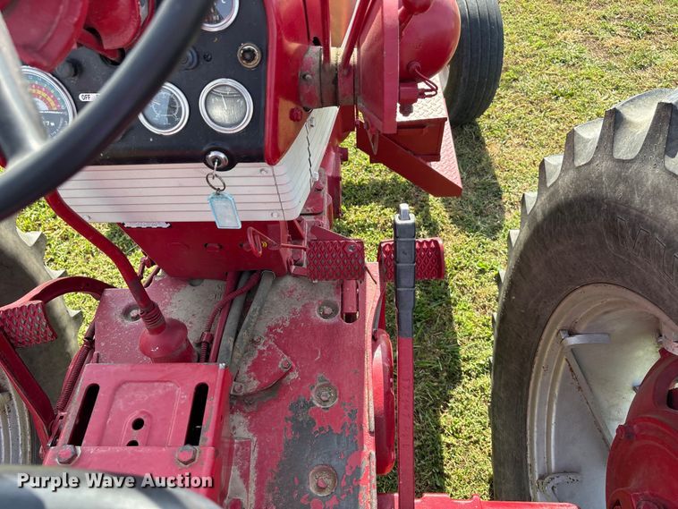 image for item ET4595 McCormick Farmall 560 tractor