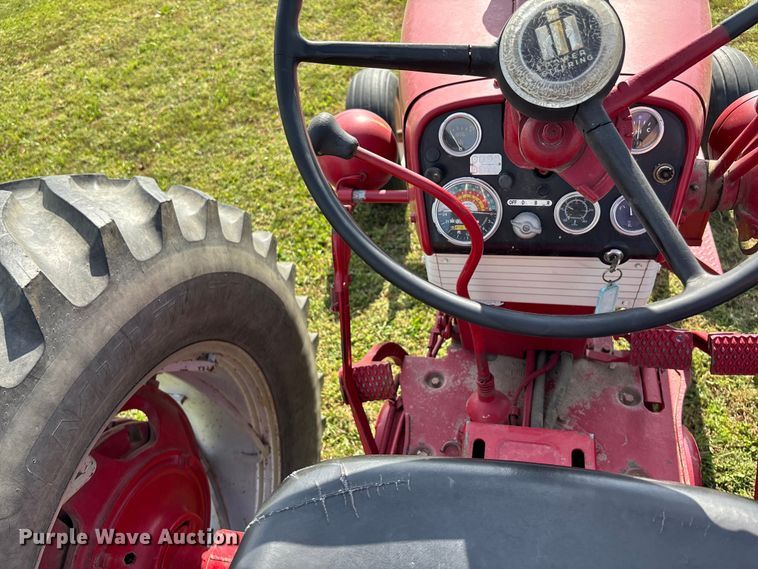 image for item ET4595 McCormick Farmall 560 tractor