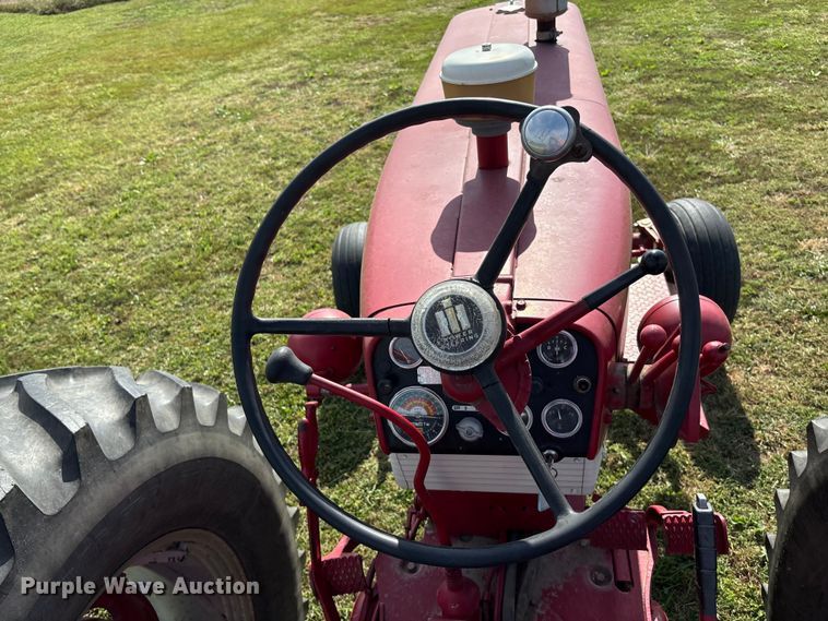 image for item ET4595 McCormick Farmall 560 tractor