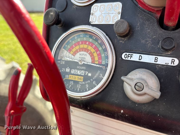 image for item ET4595 McCormick Farmall 560 tractor