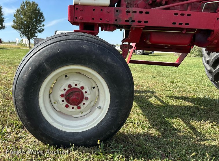 image for item ET4595 McCormick Farmall 560 tractor