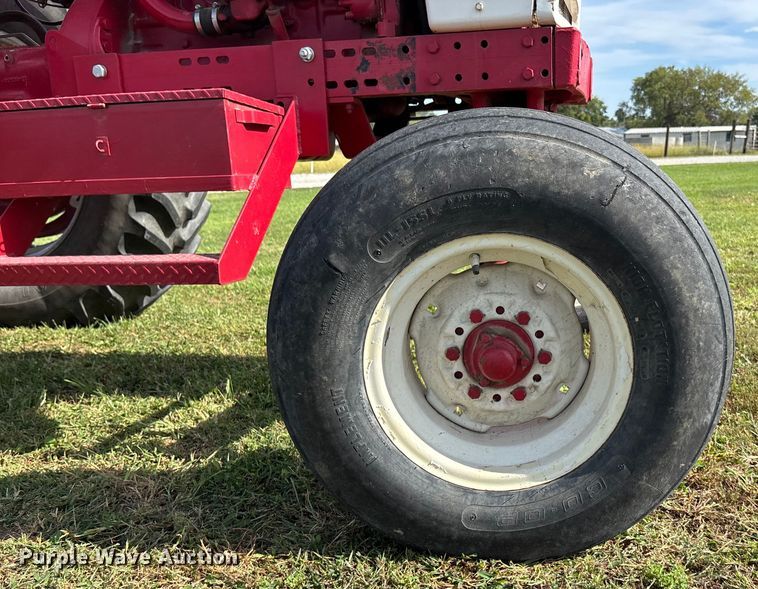 image for item ET4595 McCormick Farmall 560 tractor