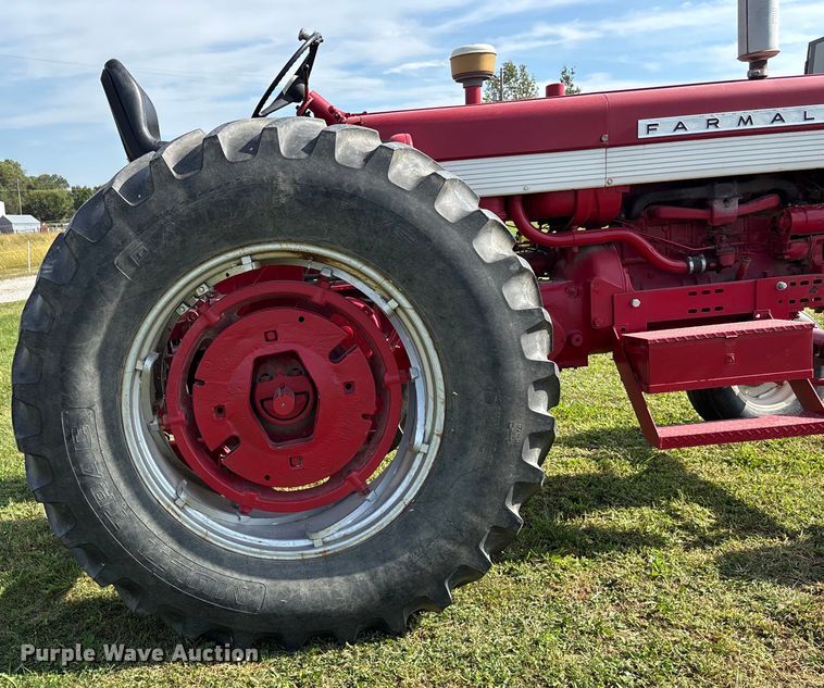 image for item ET4595 McCormick Farmall 560 tractor