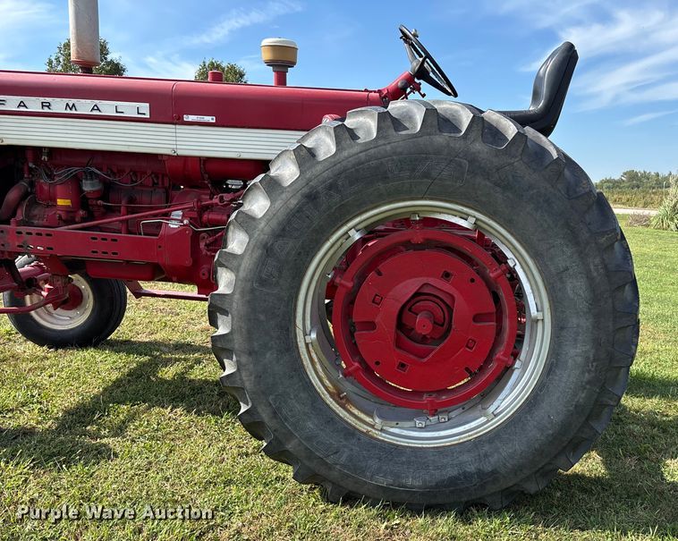 image for item ET4595 McCormick Farmall 560 tractor
