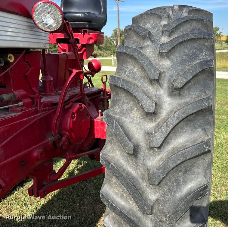 image for item ET4595 McCormick Farmall 560 tractor